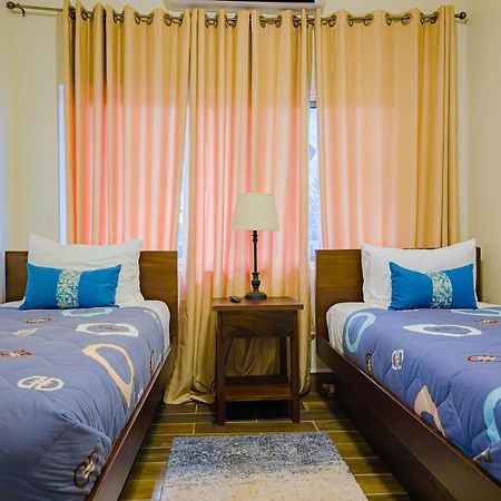 Louis' Apartments Placencia Экстерьер фото