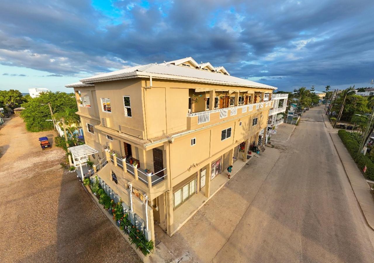 Louis' Apartments Placencia Экстерьер фото