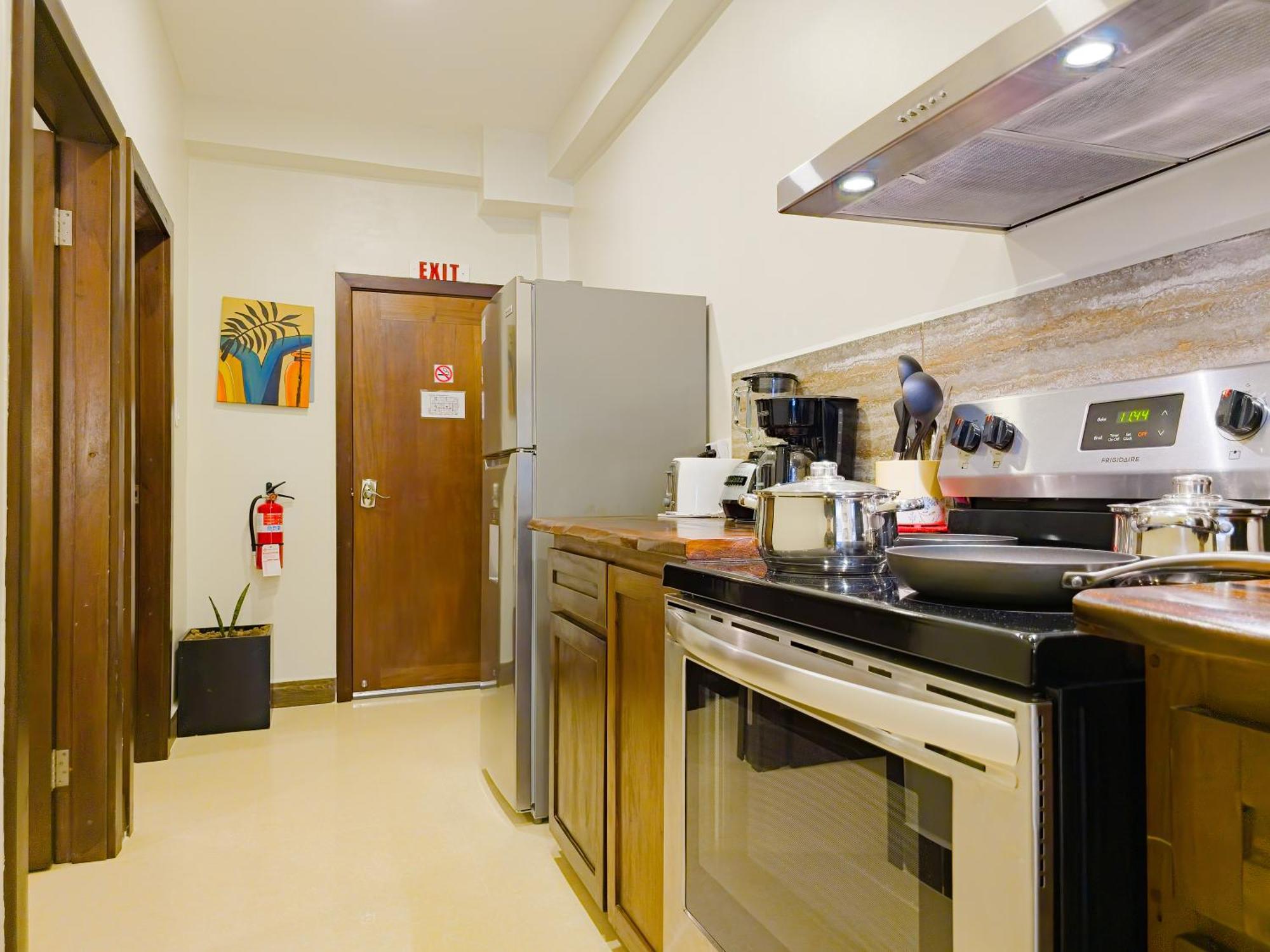 Louis' Apartments Placencia Экстерьер фото