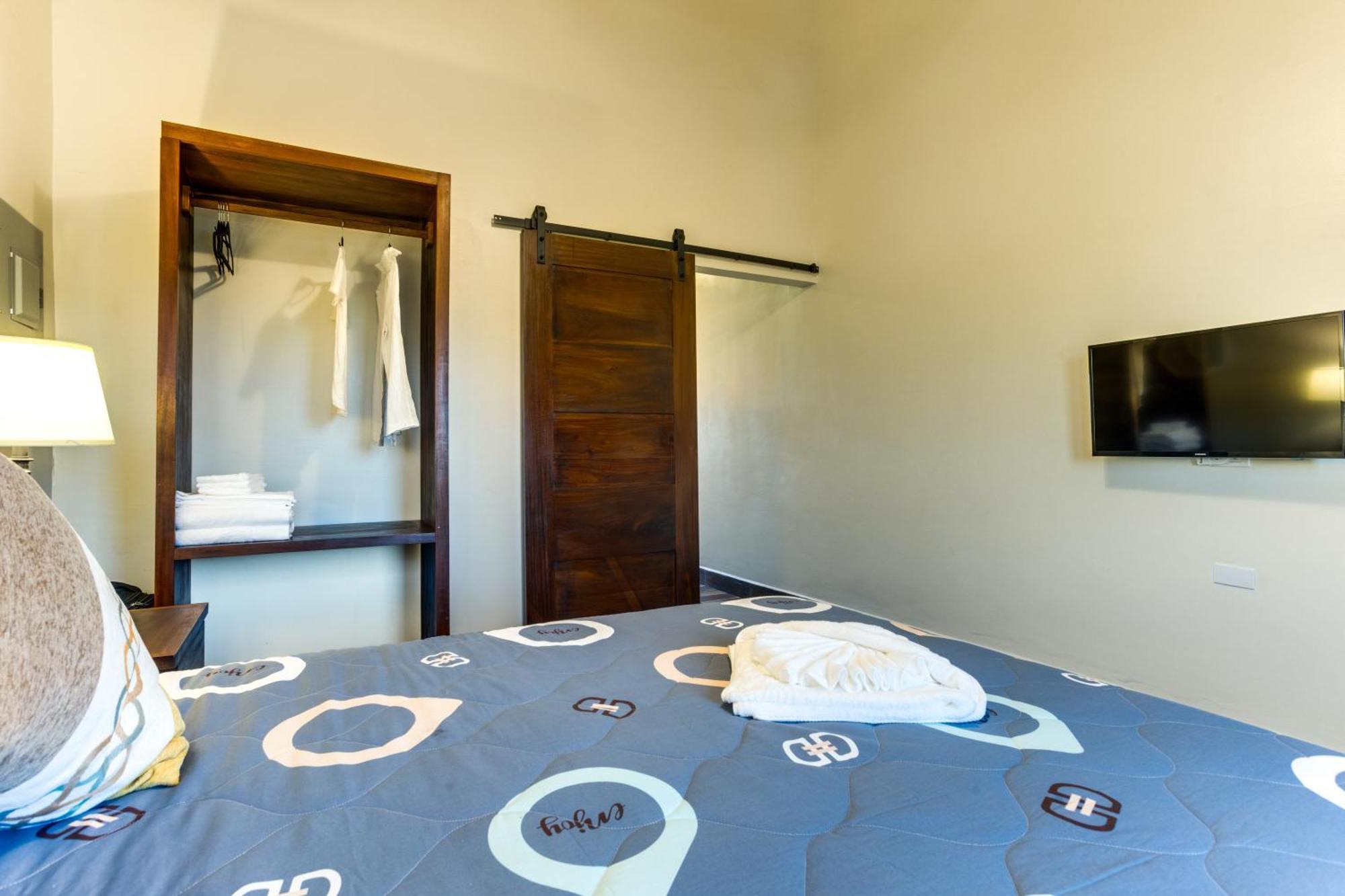 Louis' Apartments Placencia Экстерьер фото