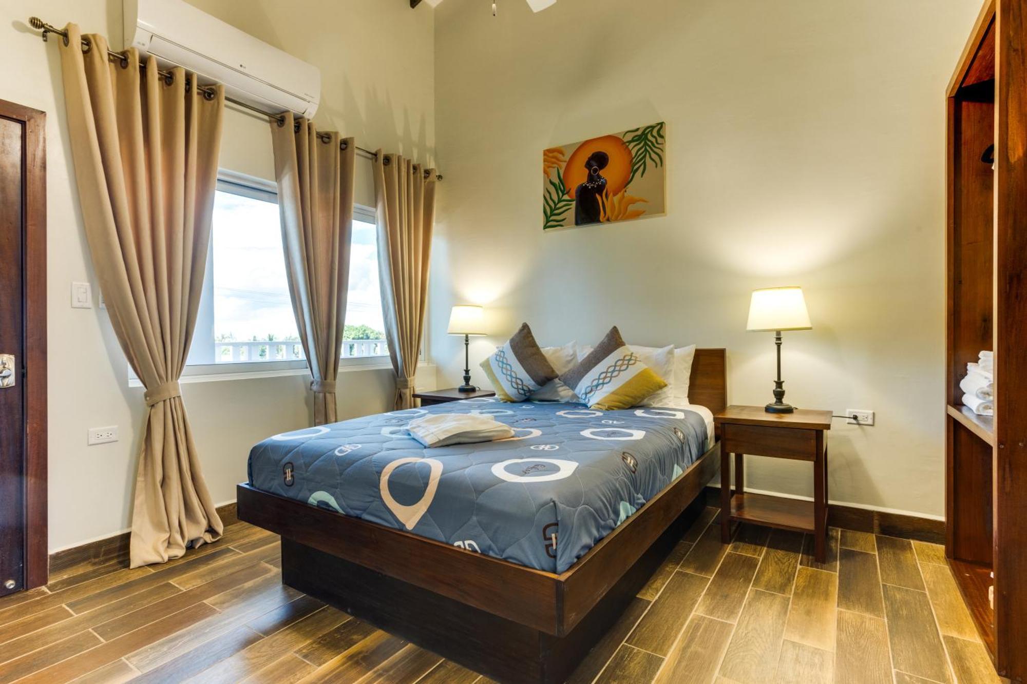 Louis' Apartments Placencia Экстерьер фото