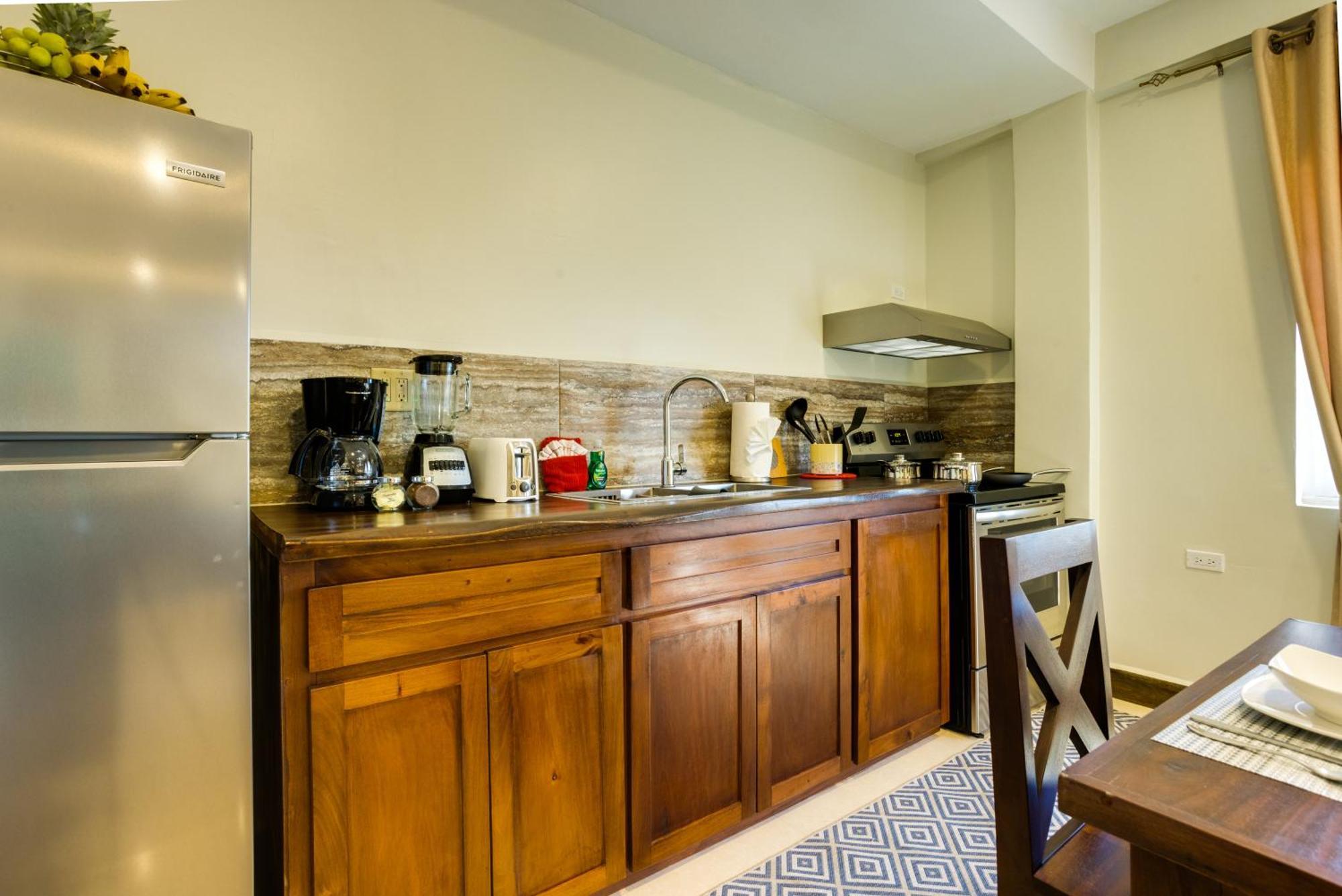 Louis' Apartments Placencia Экстерьер фото