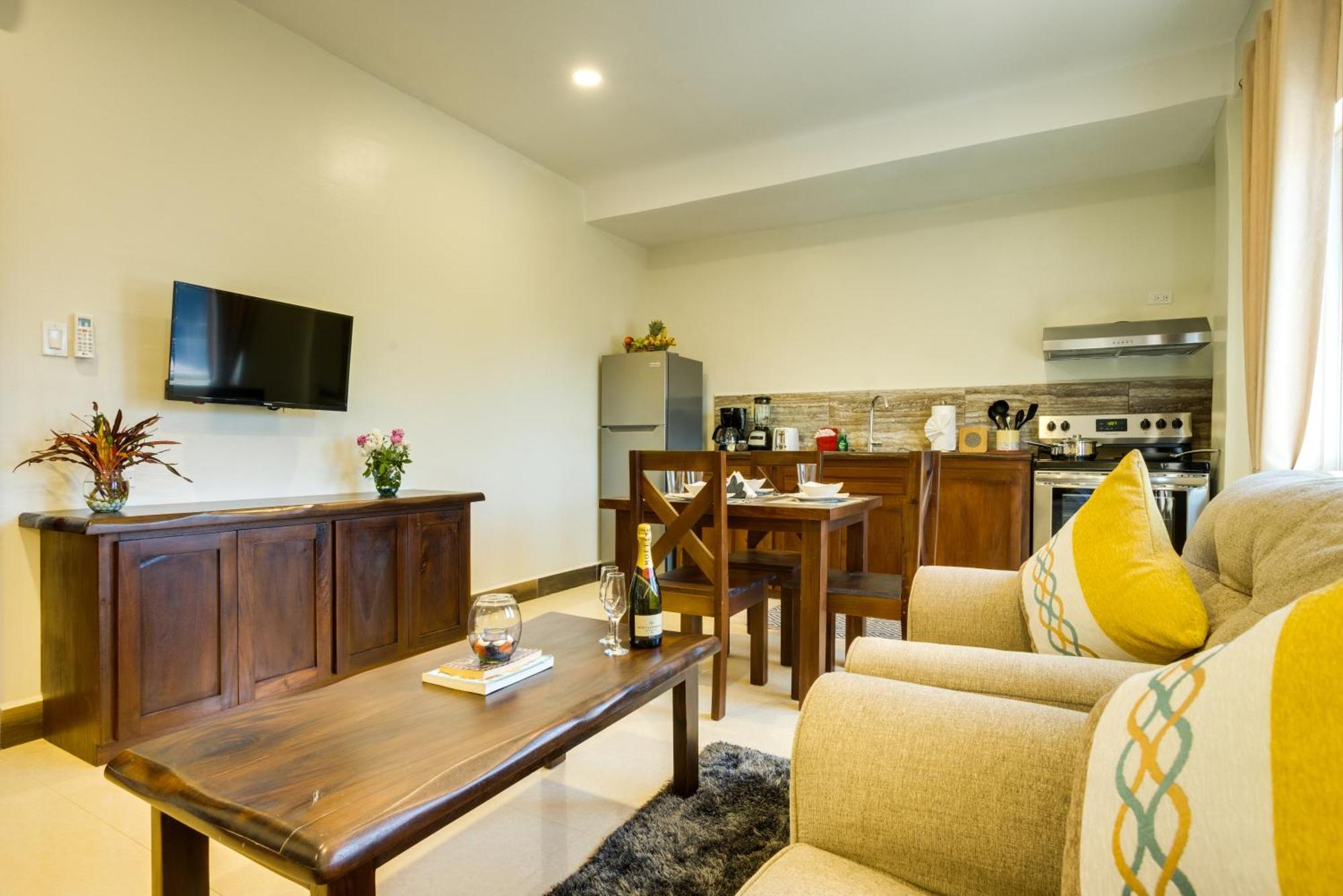 Louis' Apartments Placencia Экстерьер фото